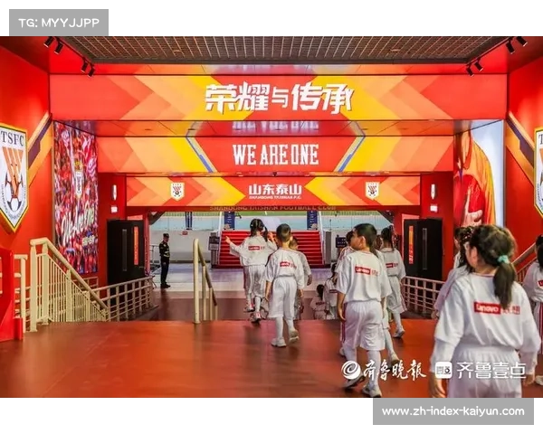 烈日下的坚持与热血:小球童十日拾球见证锦标赛荣耀与汗水 烈日下的坚持与热血:小球童十日拾球见证锦标赛荣耀与汗水